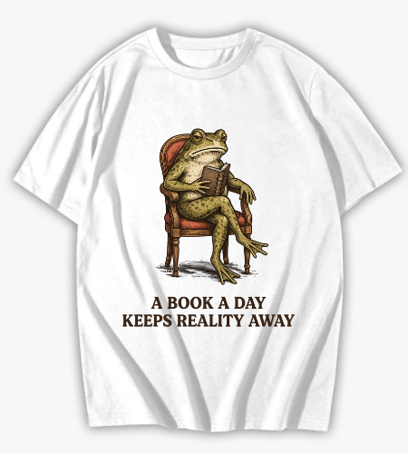 تيشرت "الضفدع القارئ" – Vintage Reading Frog Edition 📖 - أمامي